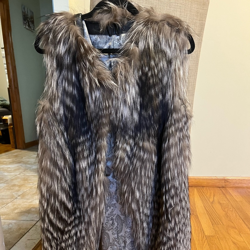 Women genuine fox fur vest. New with out tag!